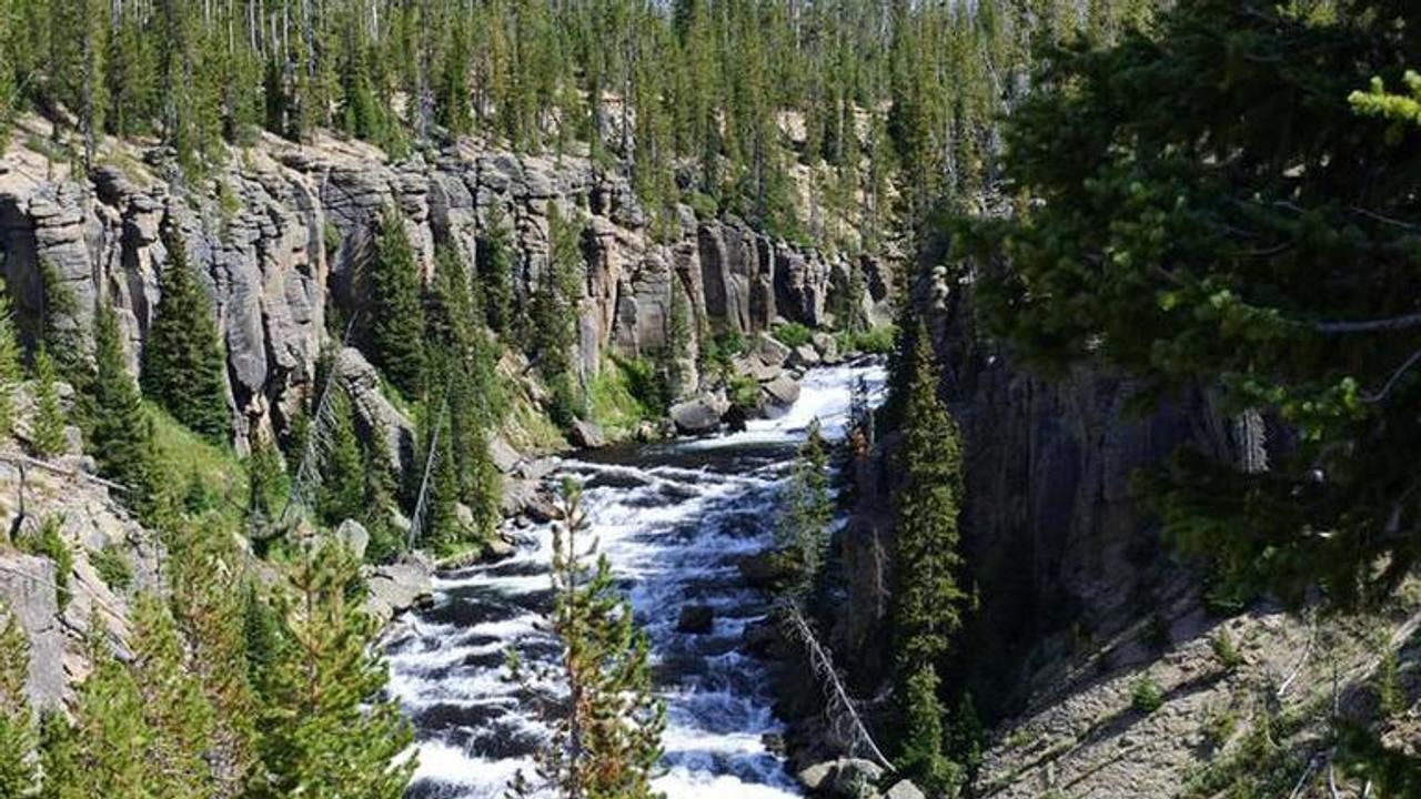 Yellowstone’s North Entrance open for travel to Cooke City