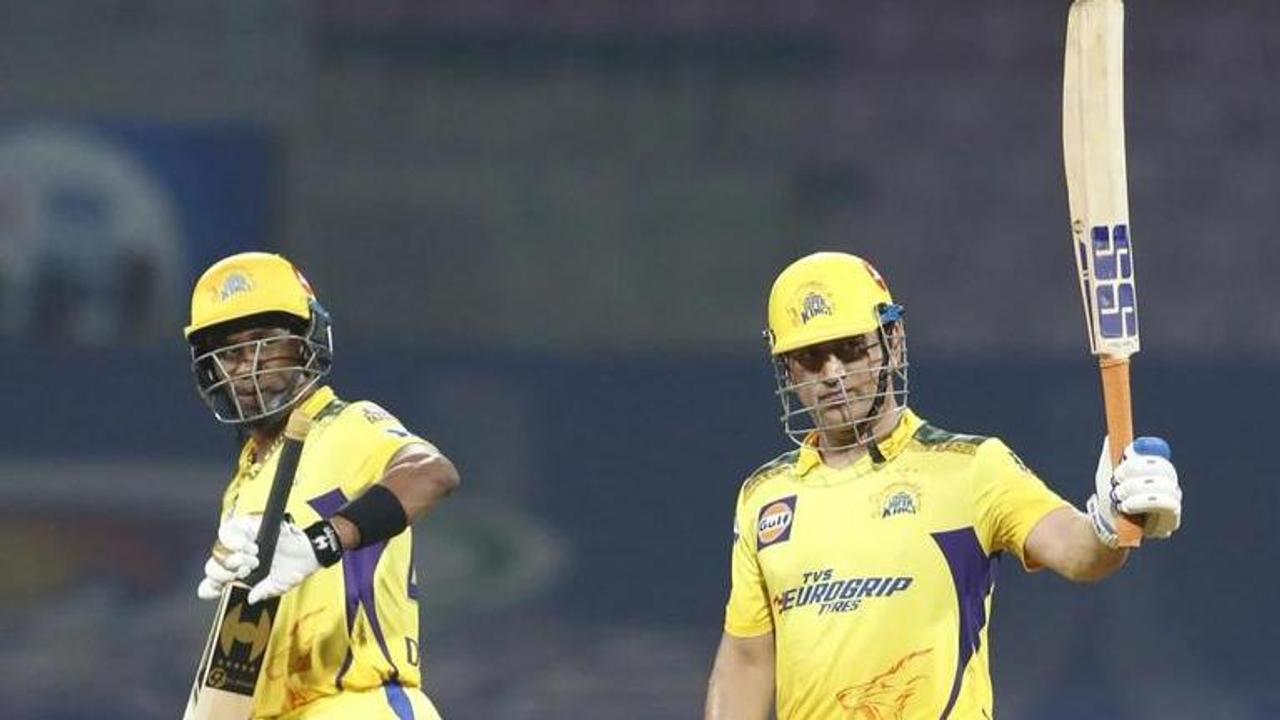 MS Dhoni and Bravo in Chennai Super Kings match