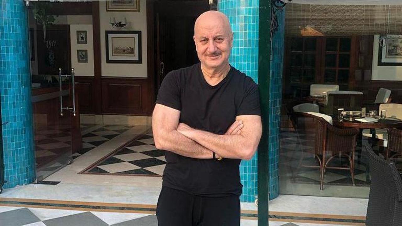 Anupam Kher shares throwback video of surprising Dulari with his sudden Delhi visit