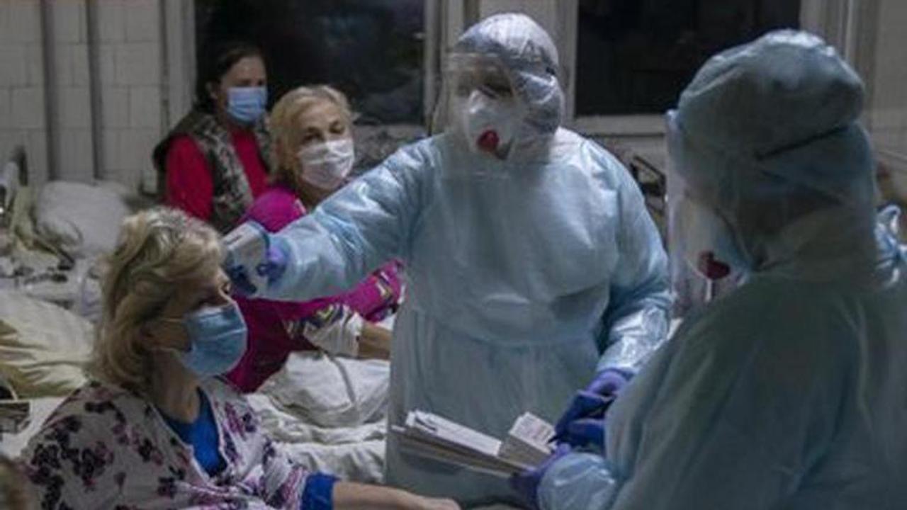 A virus surge in Ukraine puts hospitals under strain again