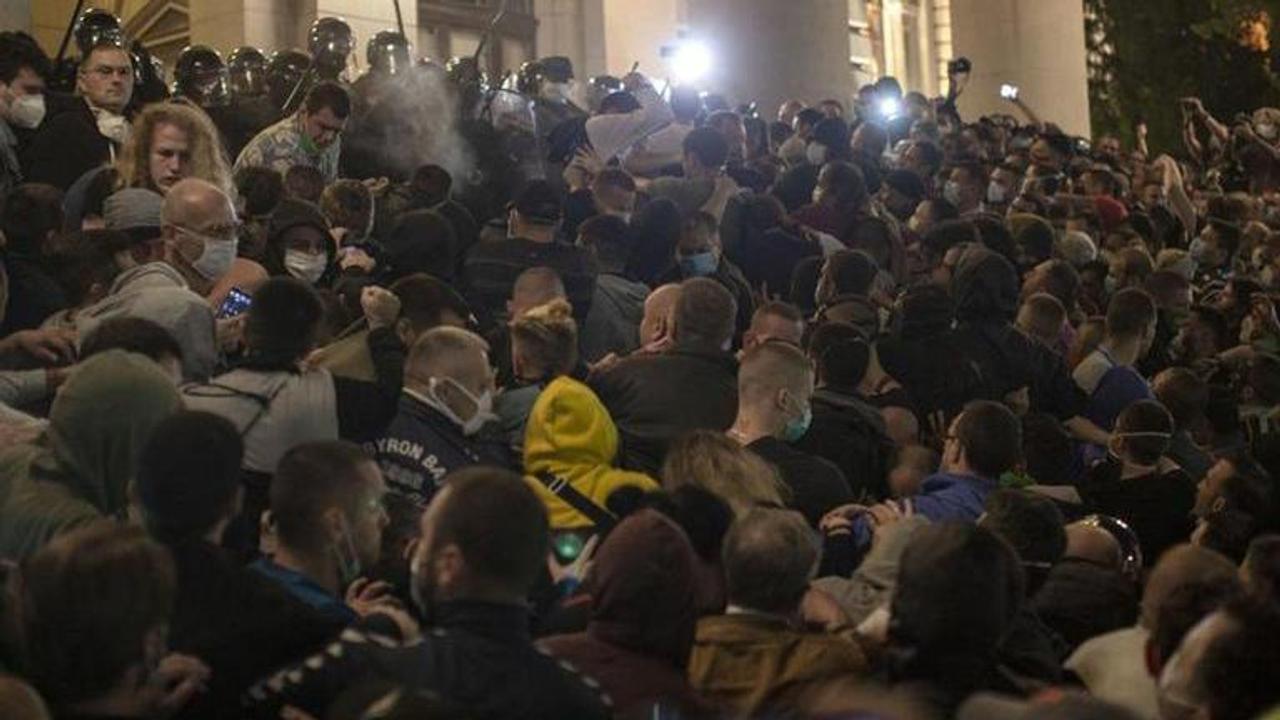 Vucic: State will respond to hooligan protesters