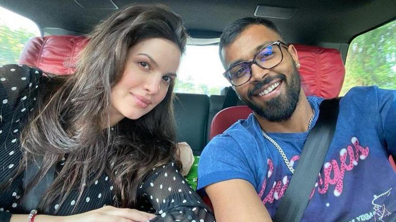 Hardik Pandya enjoys a long drive with Natasa, croons her song ‘Bandook’