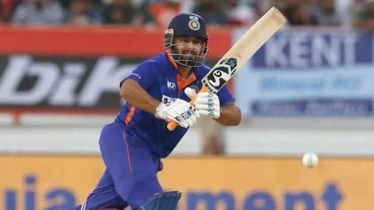 Rohit Sharma, Rishabh Pant, dinesh karthik, india vs australia, team india, Bhuvneshwar Kumar career, Why is Rishabh Pant not playing?, IND vs AUS