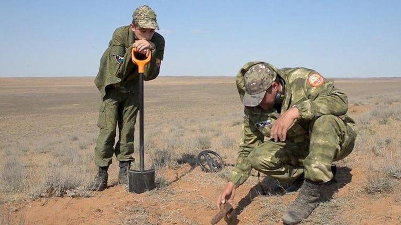 Russian volunteers search for fallen World War II soldiers