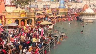 devotees take bath at Har Ki Pauri