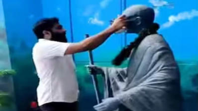 SFI activist places shades over Mahatma Gandhi’s statue