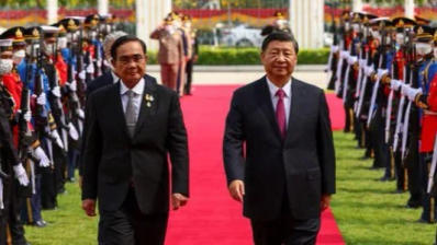 Chinese President Xi Jinping meets with Thai Prime Minister Prayuth Chan-ocha