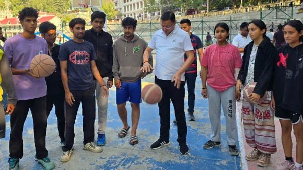CM धामी फुटबॉल खेलते दिखे, बच्चों से खेल के बारे में की बातचीत; स्थानीय लोगों और पर्यटकों से भी मिले - Republic Bharat
