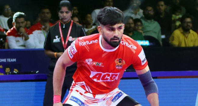 Clinical Gujarat Giants Defeat Bengaluru Bulls; Pardeep Narwal Achieves 1700-Point Milestone