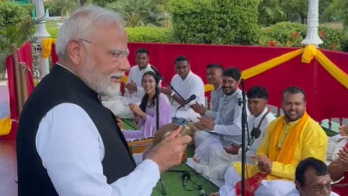 People Chant Ram Bhajan In Front of Prime Minister Modi In Guyana 