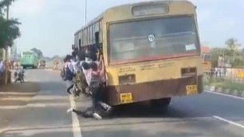 Schoolboy Falls From Moving Bus on Tamil Nadu Road, Old Video Resurfaces