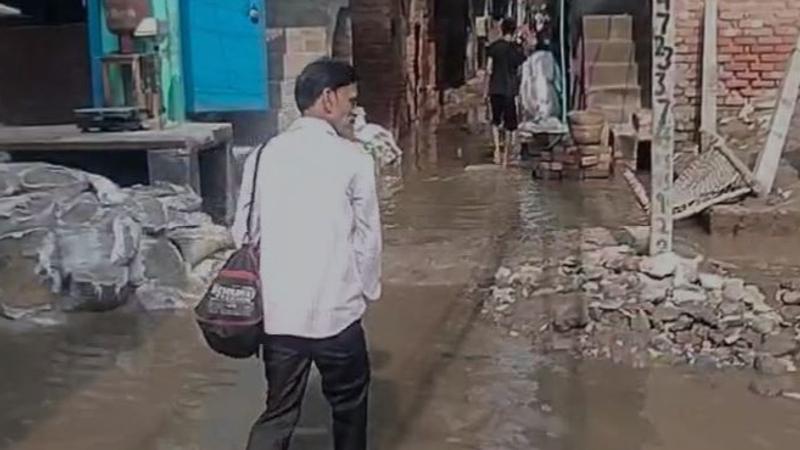 Canal Breach Causes Waterlogging in Delhi's JJ Colony