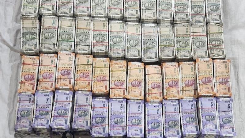 2 Arrested with 1 crore cash in international drugs racket