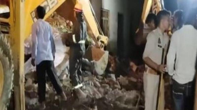 2 Kids Among 4 Dead As House Collapses After Firozabad Factory Explosion 