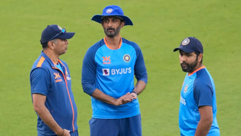 Vikram Rathour in discussion with Rohit Sharma and Rahul Dravid