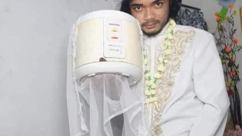 A few years ago Khoirul Anam grabbed headlines for his unconventional love story with a rice cooker. 