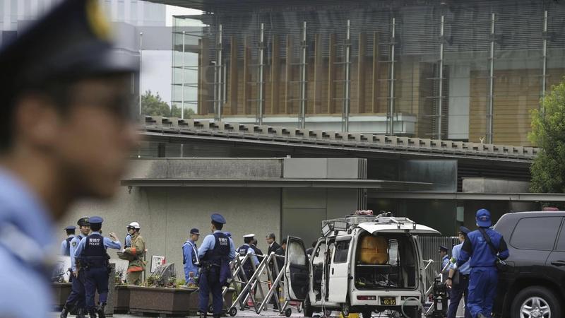  A man threw several firebombs into the headquarters of Japan's ruling party in Tokyo Saturday, public broadcaster NHK and other Japanese media reported