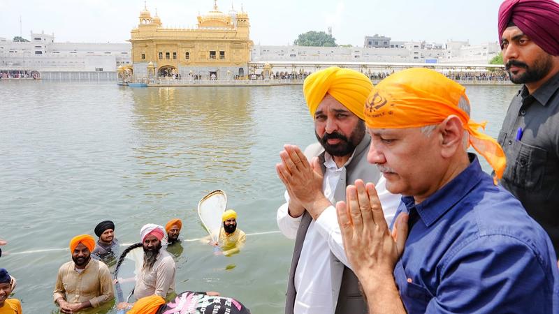 AAP leader Manish Sisodia paid obeisance at the Golden Temple