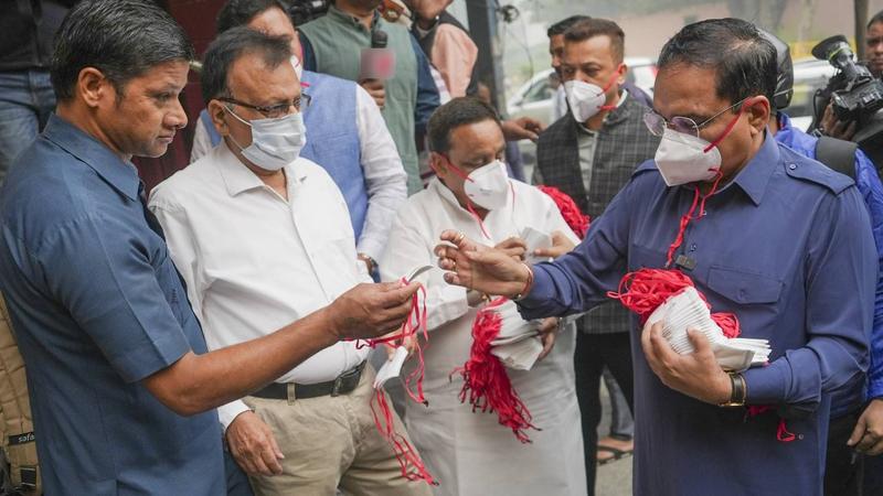 Amid the serious condition of air pollution in Delhi, BJP distributed masks