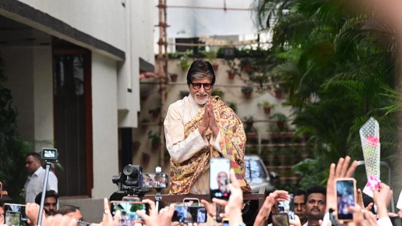 Amitabh Bachchan meets fans.