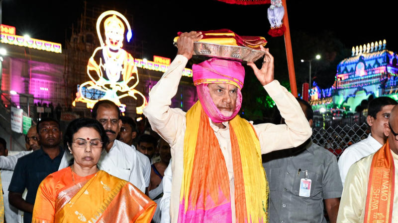 Andhra CM Chandrababu Naidu Visits Tirumala, Offers Silk Robes to Lord Venkateswara Swamy