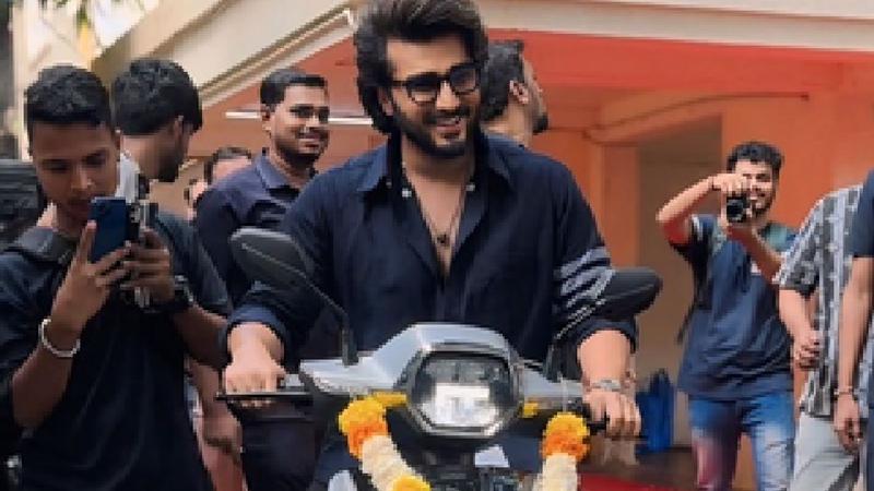 Arjun Kapoor e scooter