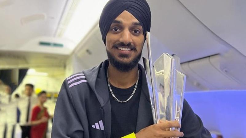 Arshdeep Singh Share Photo with T20 World Cup Trophy