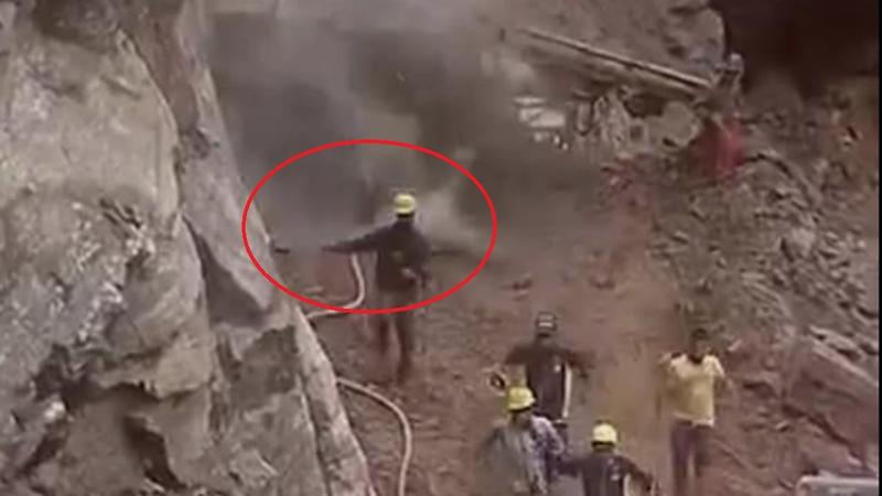 Close Call for Workers Clearing Badrinath Highway Captured on Camera