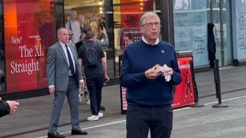 Bill Gates spotted at Times Sqaure