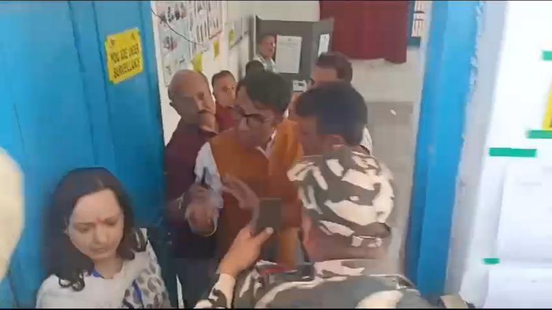  BJP Candidate Shagun Parihar was Heckled at Bagwan Mohalla polling station in Jammu and Kashmir's Kishtawar amid first phase voting in the state