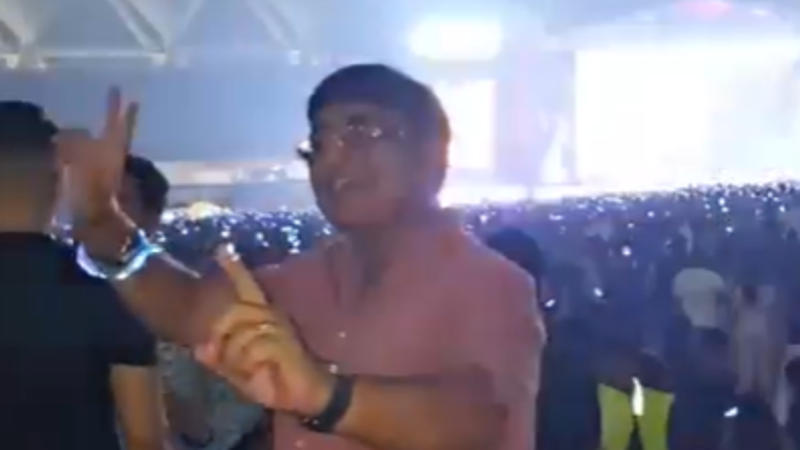 BJP spokesperson Jaiveer Shergill's father enjoying at Diljit Dosanjh's concert in Delhi