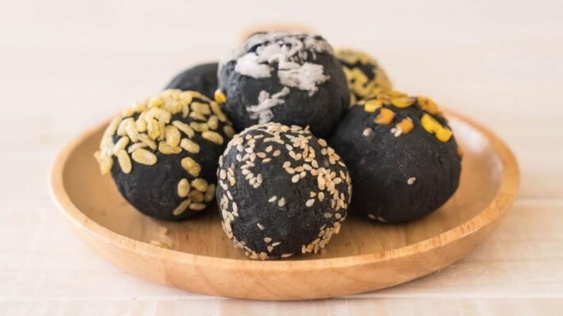 black raisins and sonth ke laddu