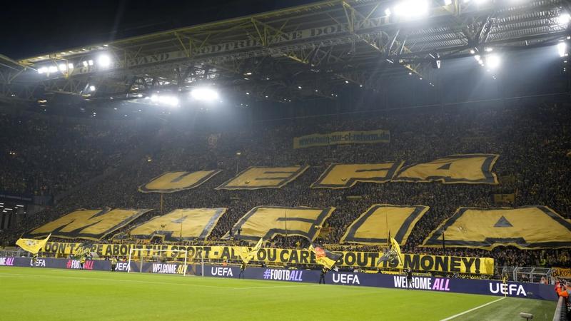  Borussia Dortmund fans 