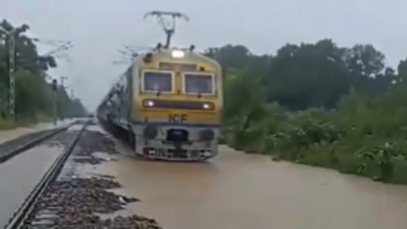 Braving Monsoon Fury, Train in Katni Struggles To Pass Though Water-Logged Track | VIDEO 