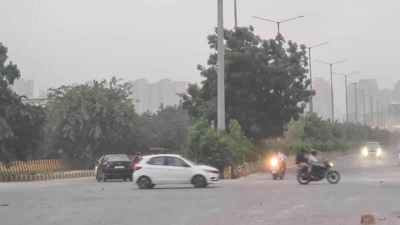 BREAKING: Amidst Heavy Rain Forecast, Dust Storm Engulfs Delhi NCR