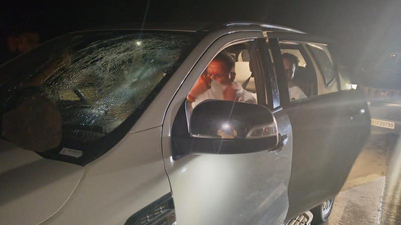 Anil Deshmukh Attacked in Katol, Stones Pelted at His Car