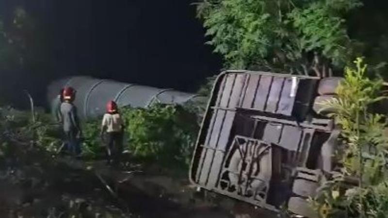 BREAKING: 5 Pilgrims Dead After Bus Tractor Accident on Mumbai-Pune Expressway