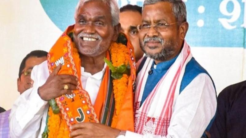 Champai Soren has been fielded from Saraikella while BJP President Babulal Marandi will contest from Dhanwar