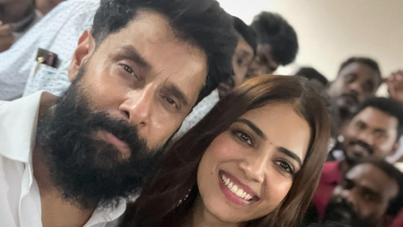 Chiyaan Vikram with Parvathy and Malavika. 