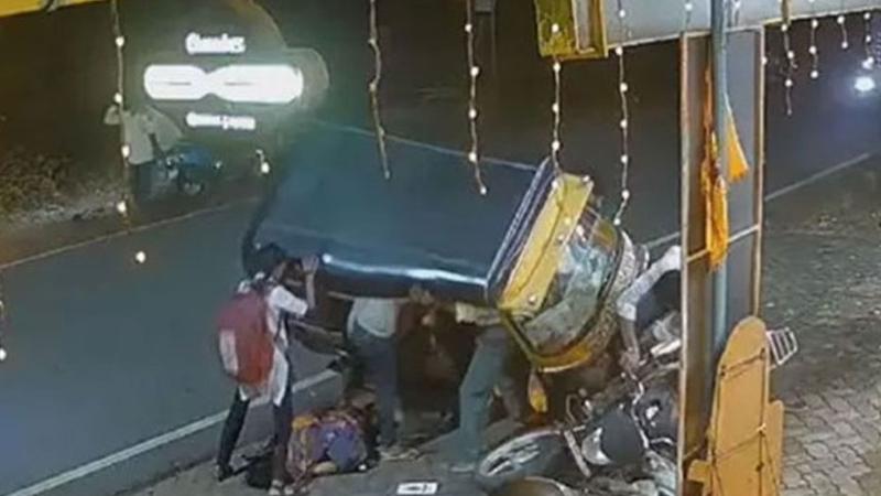 Class VII Girl Lifts Auto to Save Mother Crushed Under it, Video Goes Viral