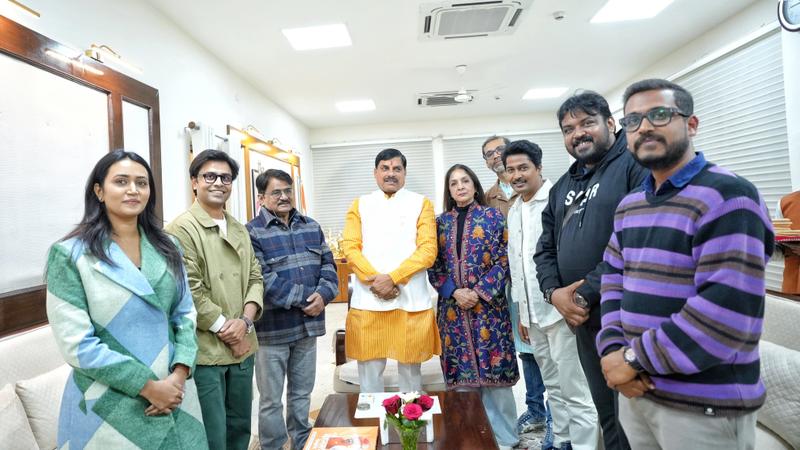 CM Mohan Yadav met the artists of Panchayat web series