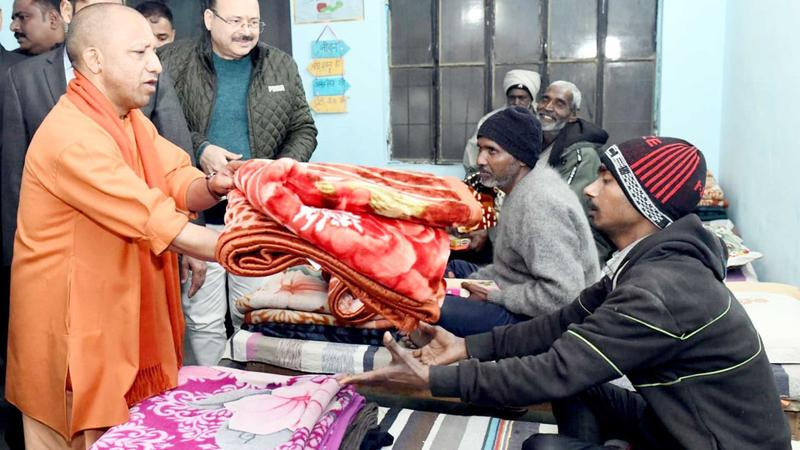 CM Yogi visited night shelters distributed blankets,