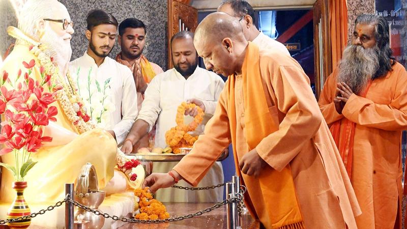 CM Yogi visits Gorakhnath temple