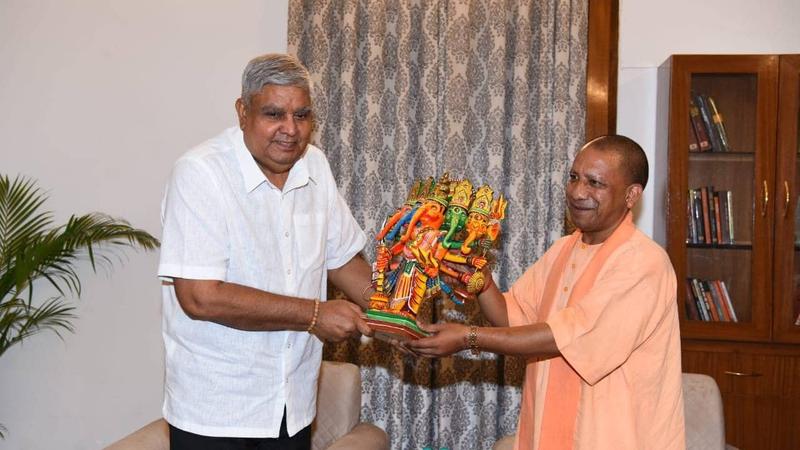 CM Yogi welcomed Vice President Dhankhar