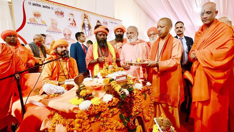 CM Yogi worshiped religious flag at Guru Gorakshanath Akhara