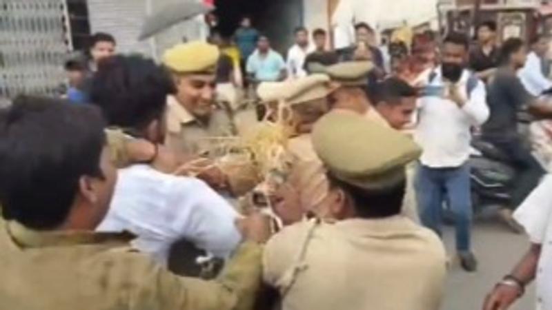 Confrontation between UP police officials and BJP workers over Rahul Gandhi effigy