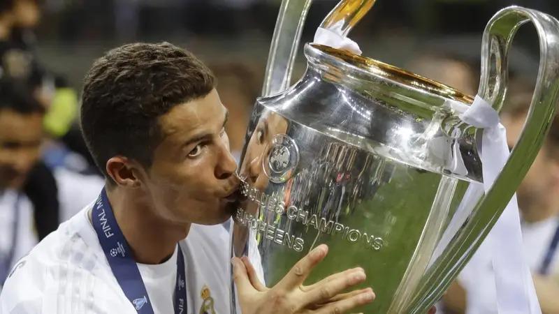 Cristiano Ronaldo with the UCL trophy