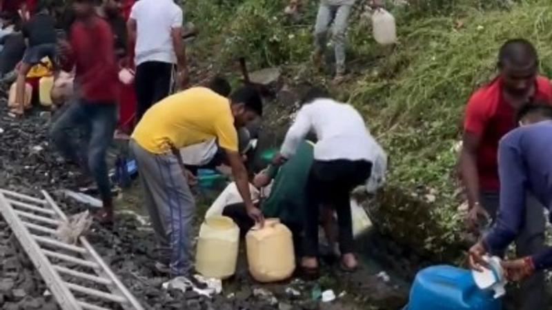  Crowd Steals Diesel after Train Derailment in Madhya Pradesh, Video Goes Viral 