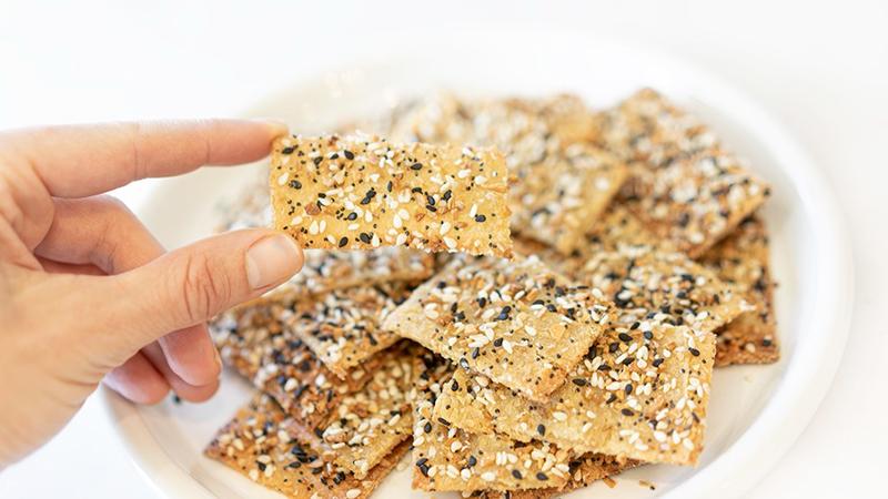 Crunchy rice and quinoa crackers