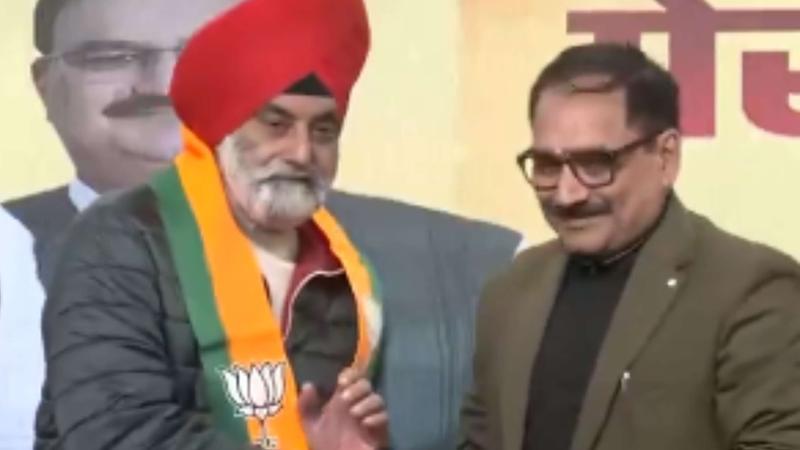 Delhi: AAP leaders Balbir Singh, Sukhbir Dalal join BJP